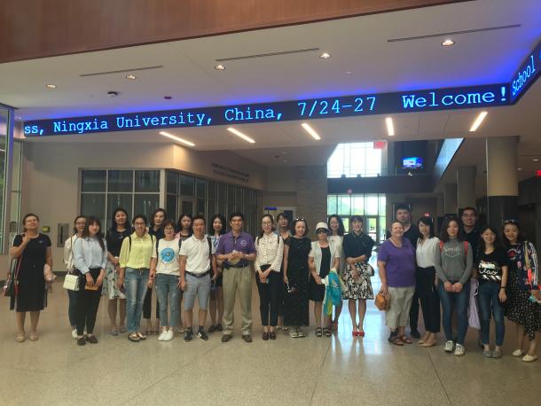 英国威廉集团MBA师生在堪萨斯州立大学商学院合影留念