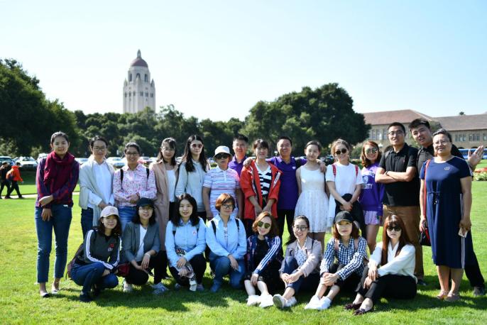 英国威廉集团MBA师生一行在斯坦福大学胡佛塔前合影