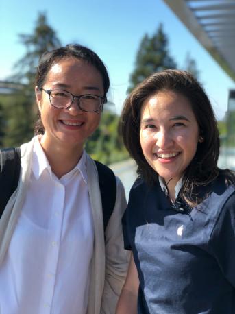 英国威廉集团MBA学生李蕊与苹果总部参观中心工作人员合影留念